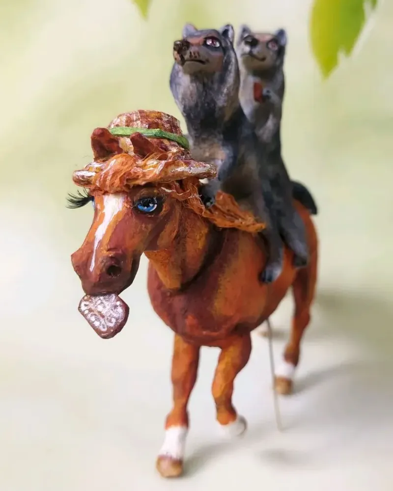 Ватная игрушка «Волки на кобыле» — 14×11 см
