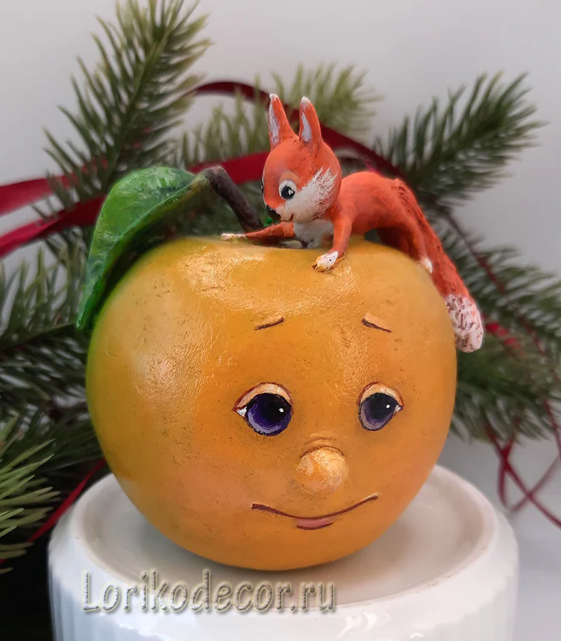 Ёлочная игрушка «ЯБЛОКО С БЕЛКОЙ-5»