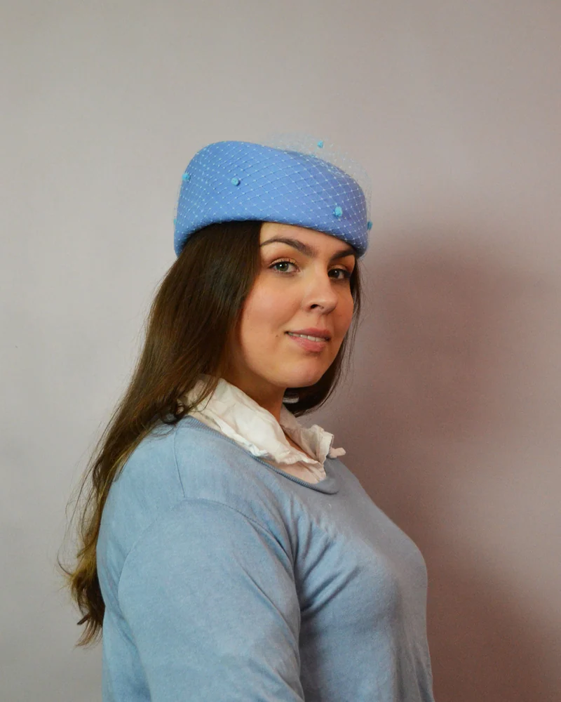 Фетровая шляпа с вуалью Асимметрия голубая