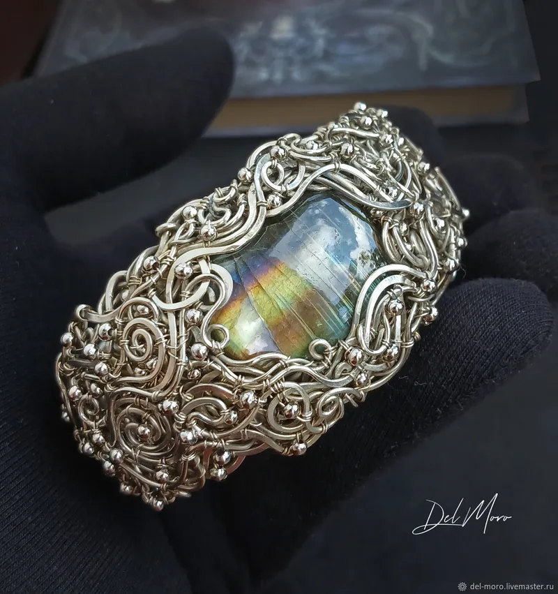 Браслет широкий с камнем регулируемый "Mistress of time" — многоцветный