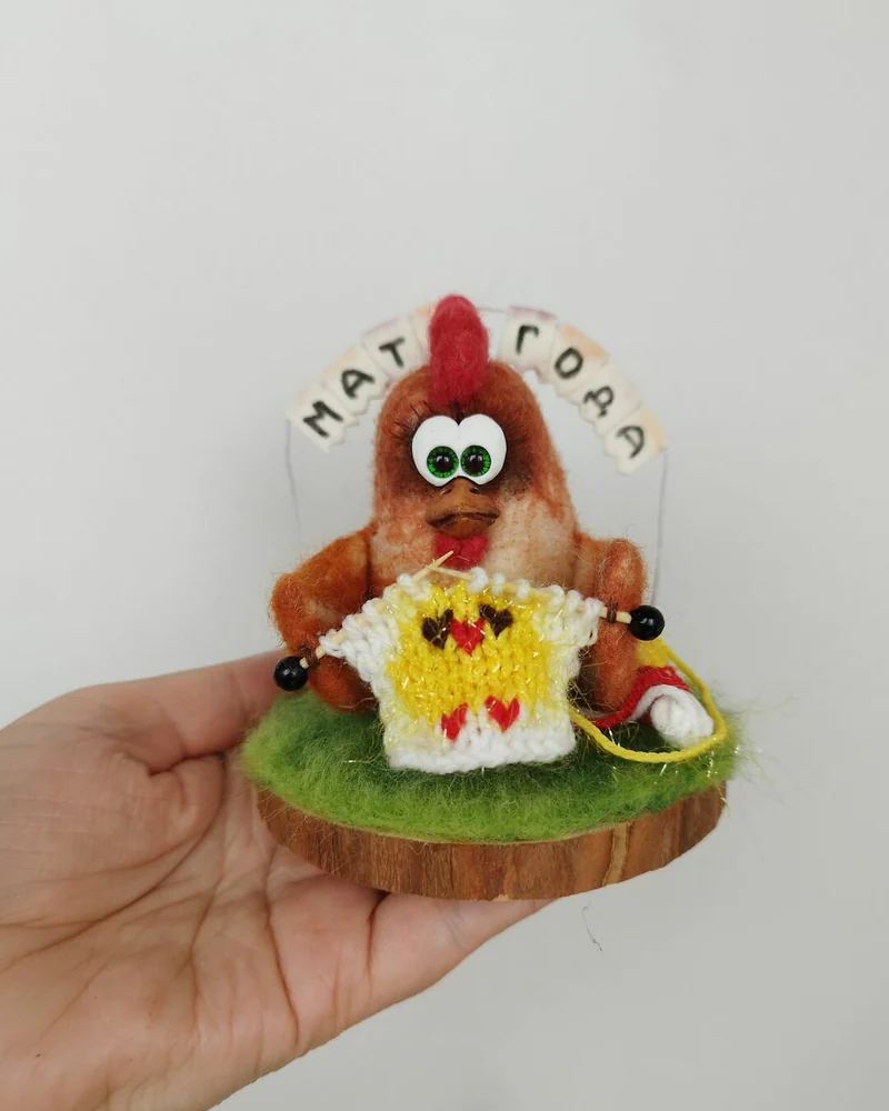Курица игрушка из шерсти, валяная курочка ряба