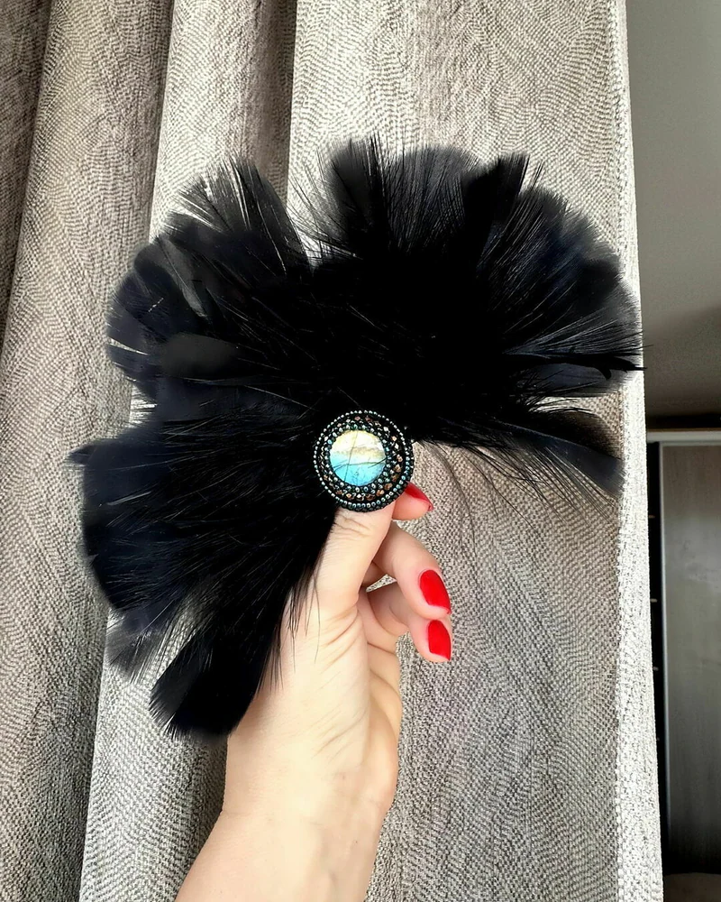 Брошь-цветок с лабрадоритом и перьями — Основной