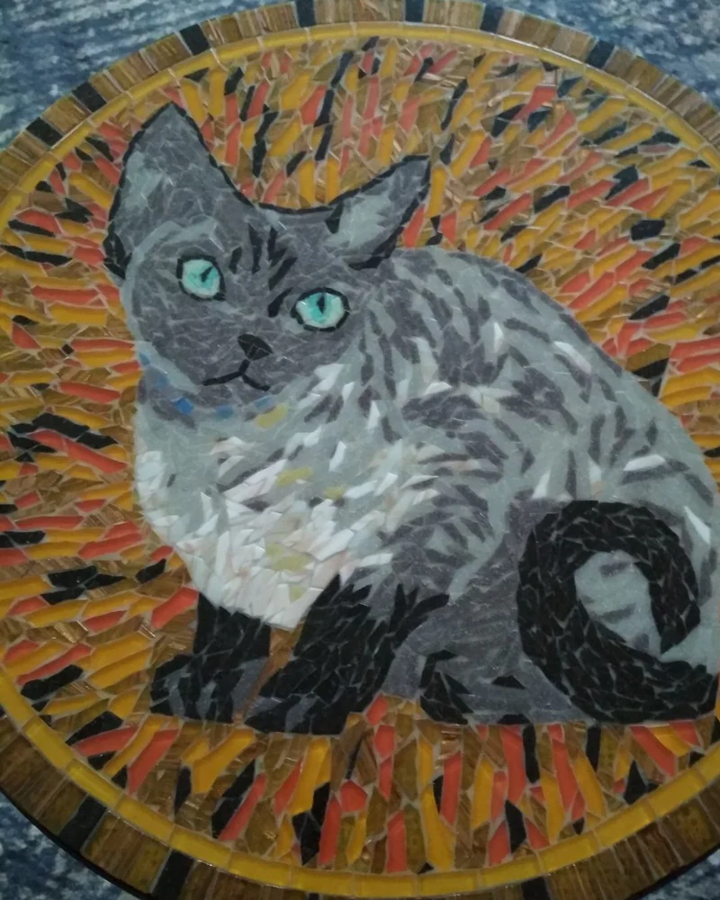 Круглый столик с мозаикой, кот на золотом
