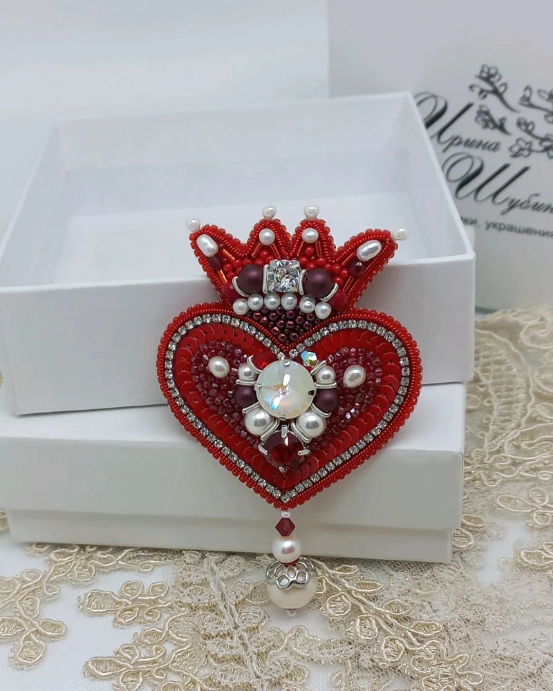 Брошь Сердце королевы из бисера