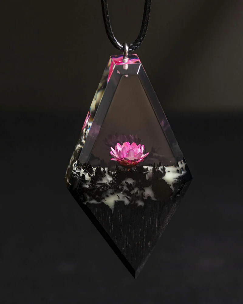 Кулон из дерева и эпоксидной смолы "Lotus" — Основной вариант