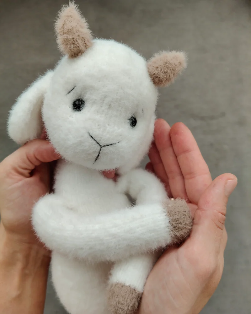 Игрушка козочка в комбинезоне и чепчике — Игрушка козочка