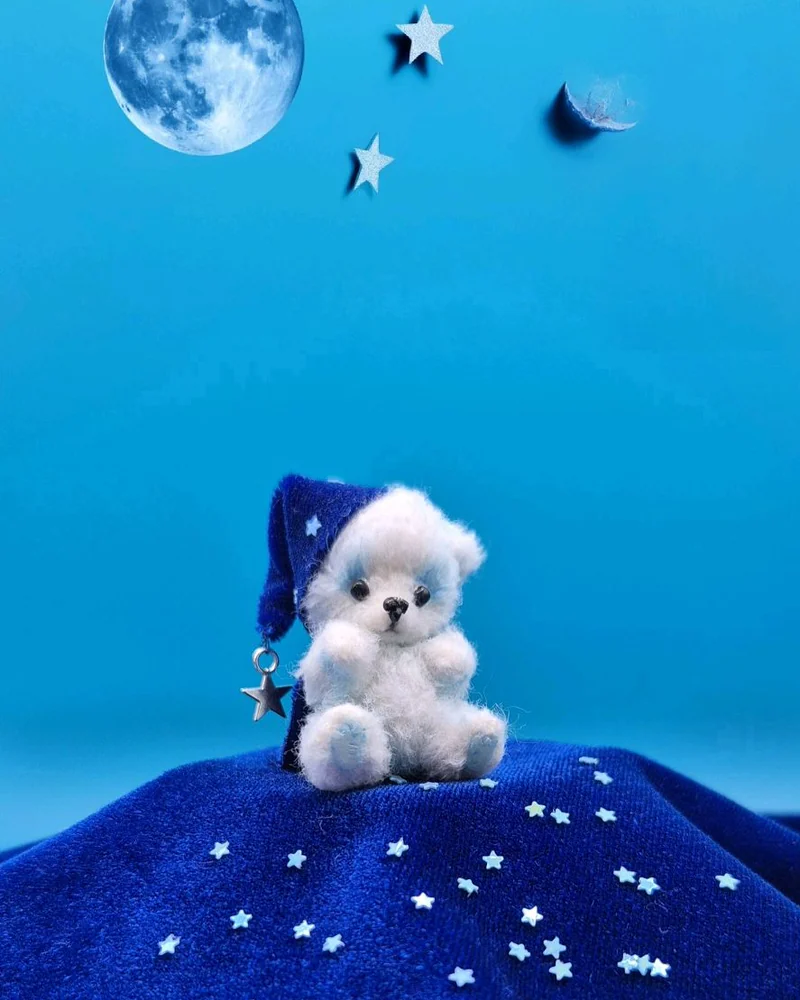Вязаный микромедвежонок Умка