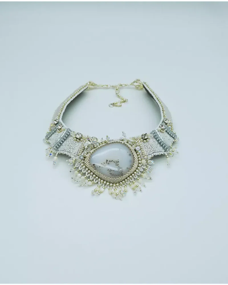 Колье с опалом и Swarovski