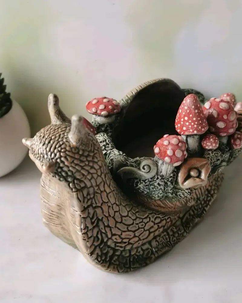 Улитка с мухоморами, кашпо