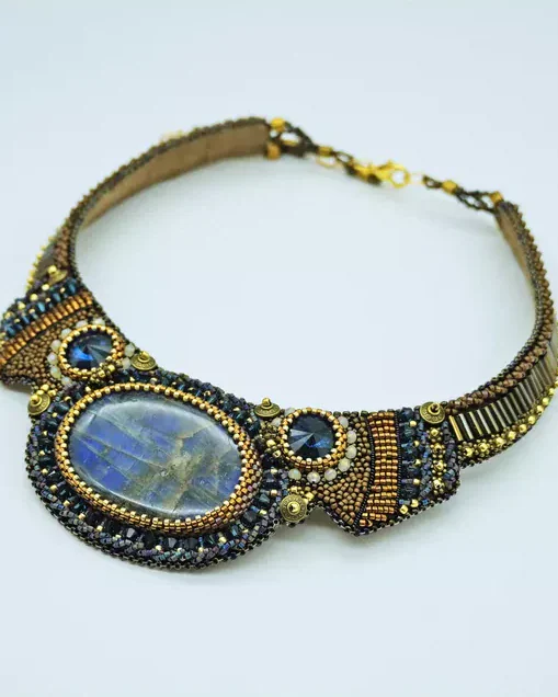 Колье с лабрадором и Swarovski
