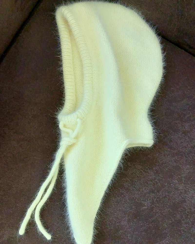 Капор из ангоры в нежном жёлтом цвете