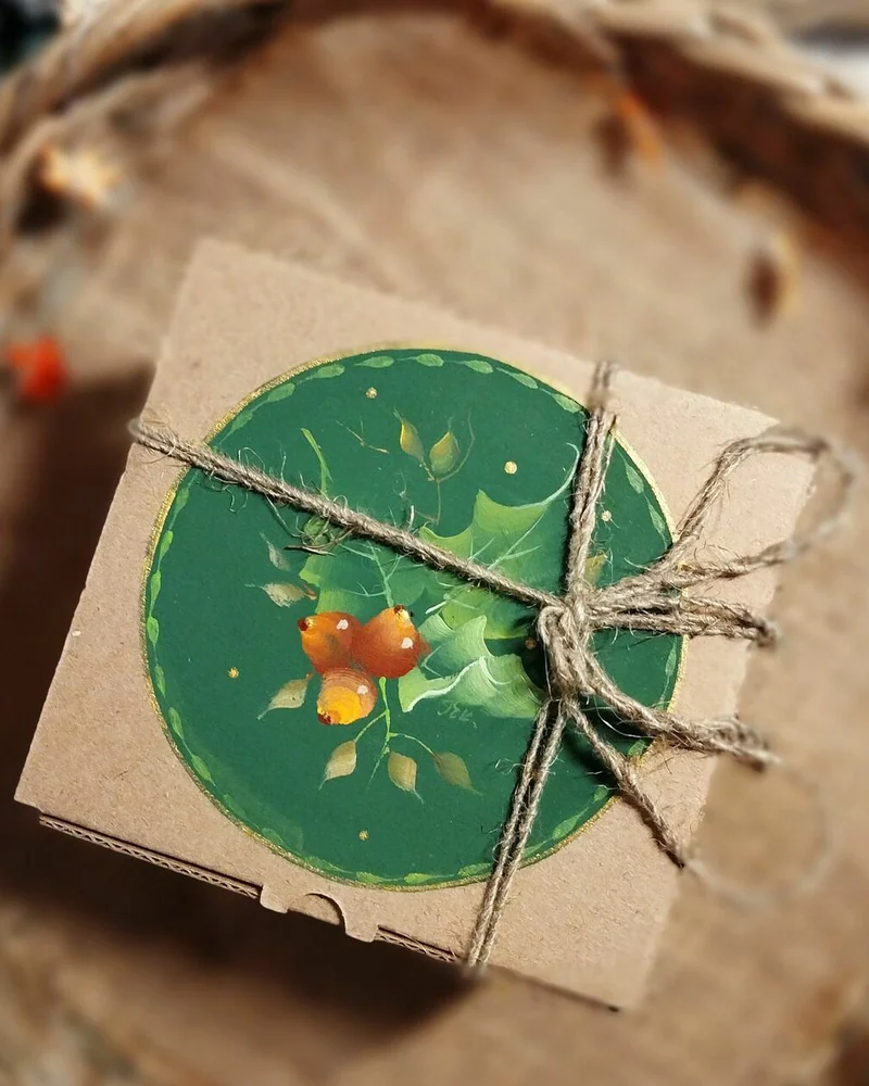 Стеклянный ёлочный шар «Остролист»
