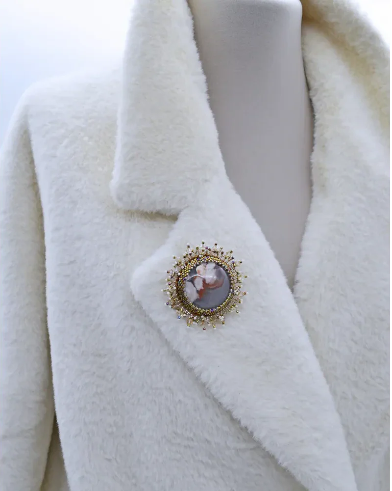 Брошь ручной работы с агатом и Swarovski