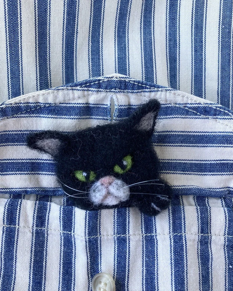 Валяная брошь Злой черный котик