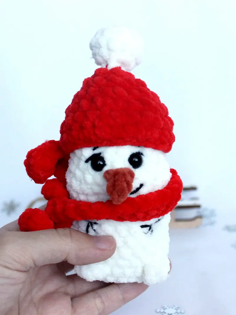 Мягкая вязаная игрушка «Снеговик с помпоном» — Белый и красный