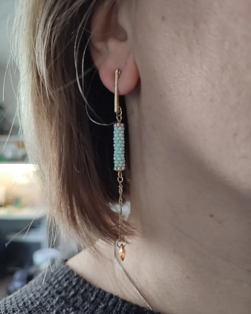 Серьги из бисера с подвесками из цепочек — Нежно-голубой