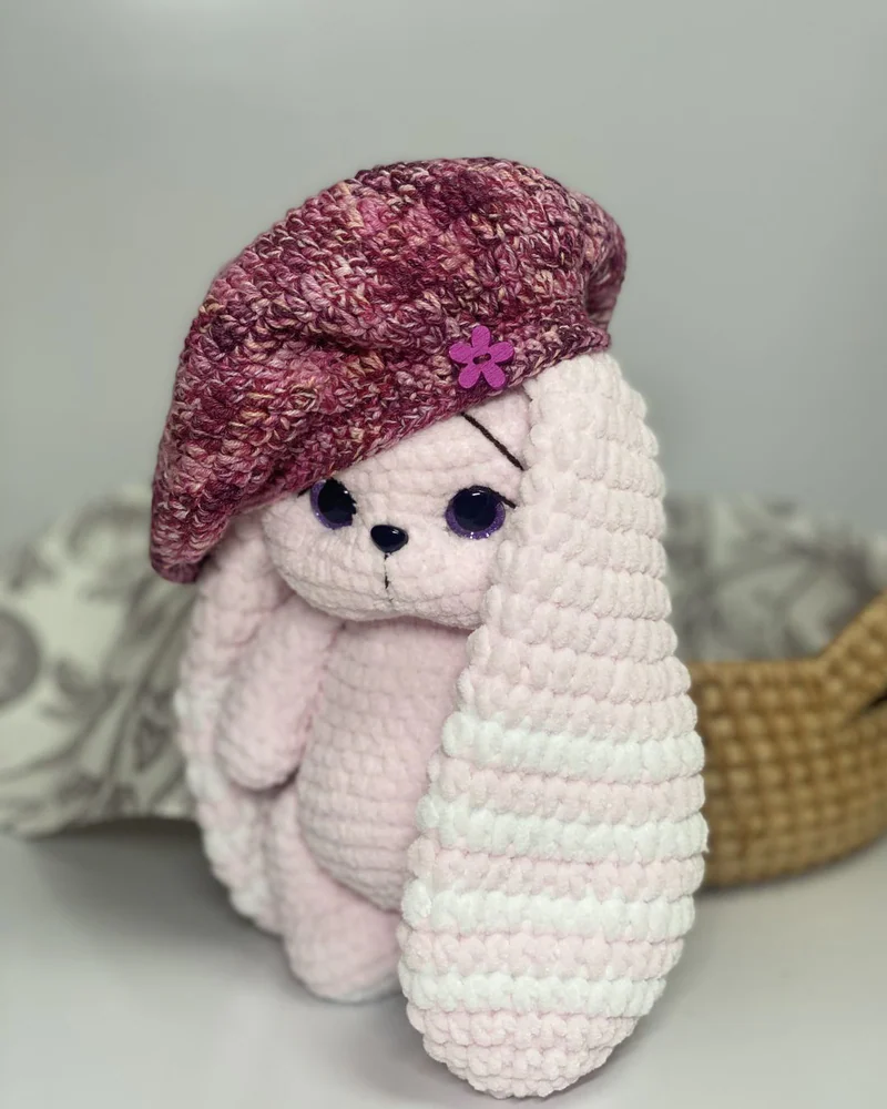 Вязаная розовая зайка амигуруми