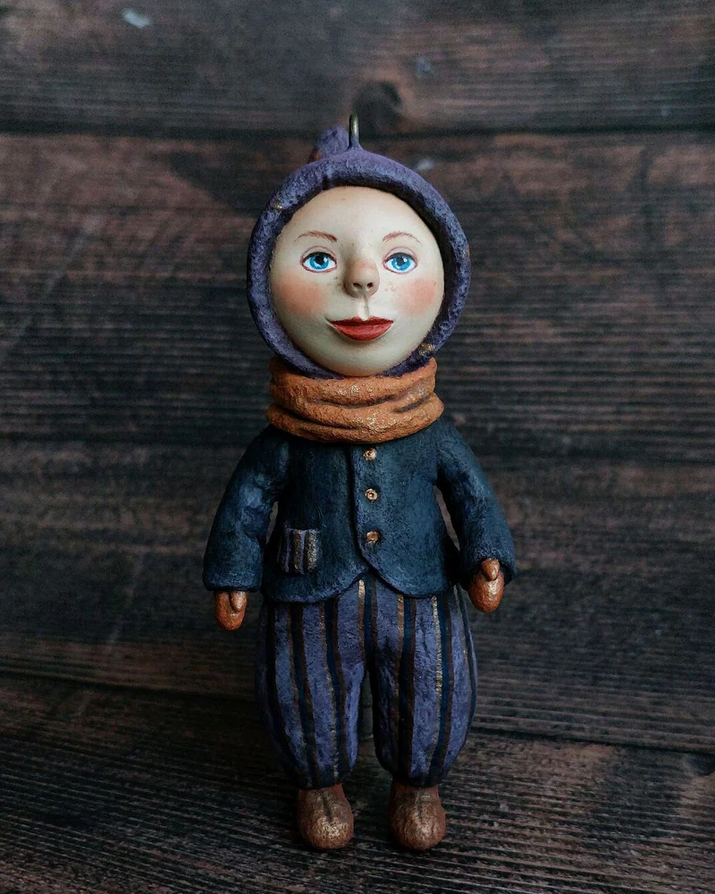 Ёлочная игрушка «Звёздный гном» из ватного папье-маше — Звёздный гном