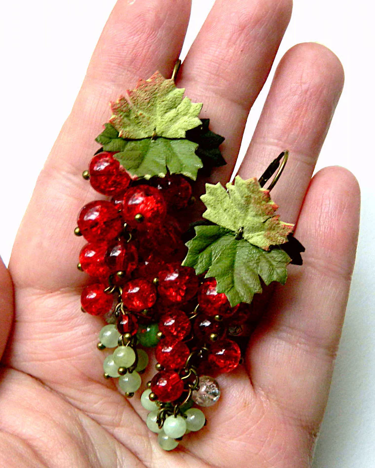 Серьги из кожи и бусин Красная смородина красный зеленый