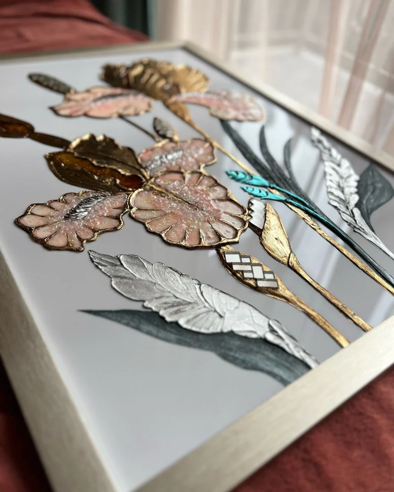 Картина «Ирисы», 50×70 см, на молочном фоне