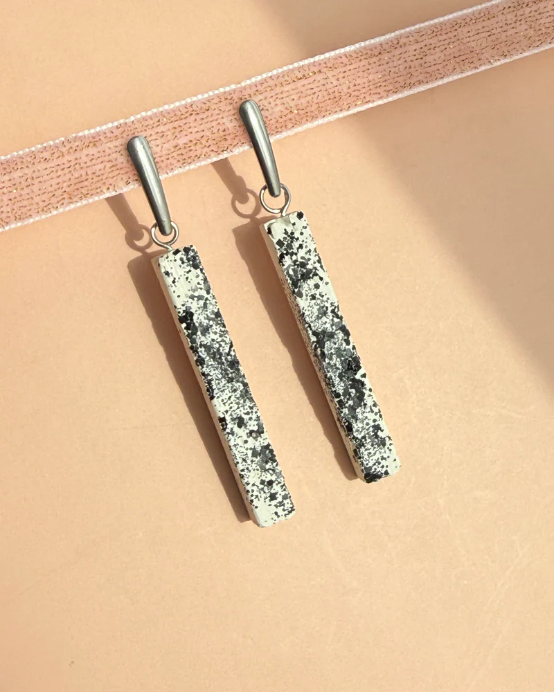Серьги-палочки из бетона, белые с чёрным крапом — Белые с чёрным крапом