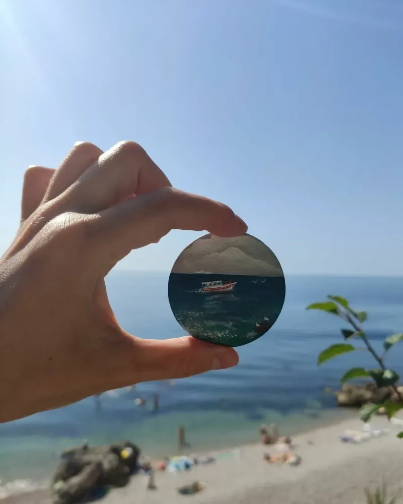 Брошь Катер в море 2. Миниатюра на Холсте. Морской пейзаж — Брошь