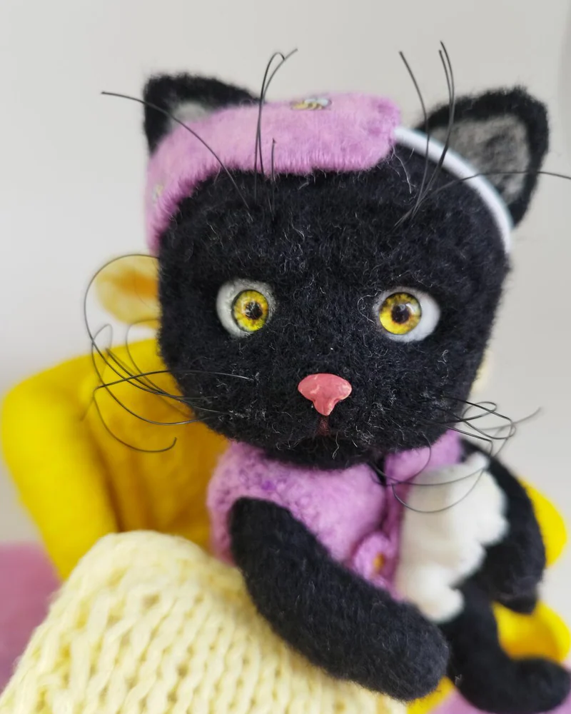 Черный котенок в кресле. Валяная игрушка кошка Войлочная игрушка кот