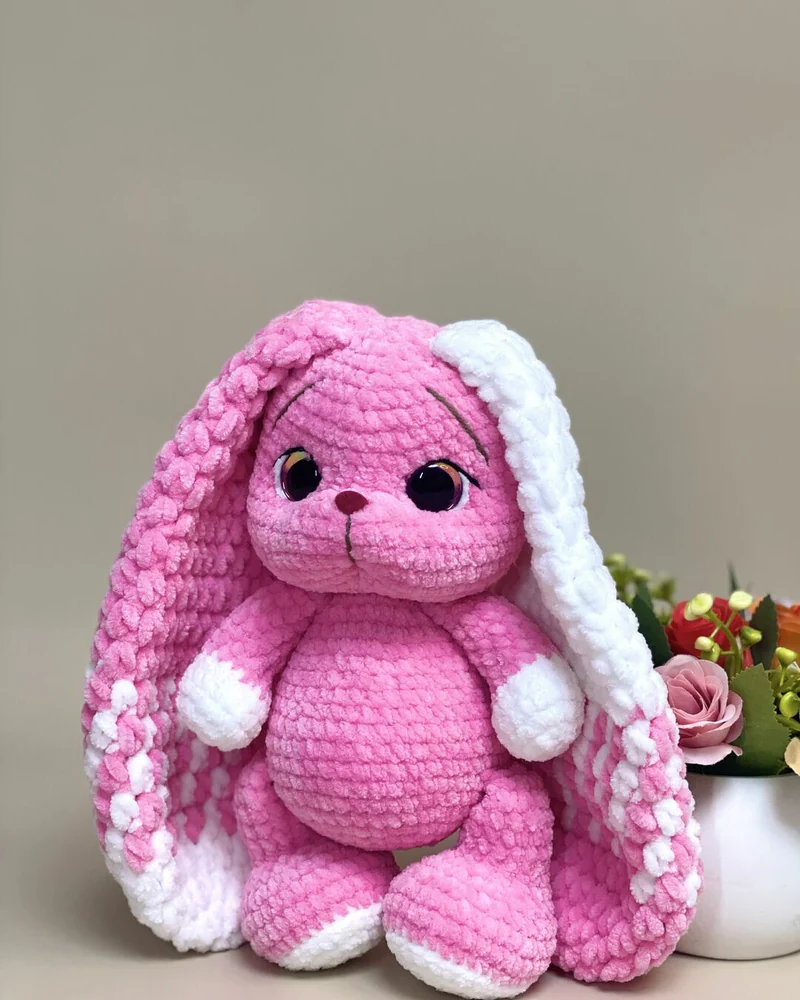 Вязаная розовая зайка амигуруми