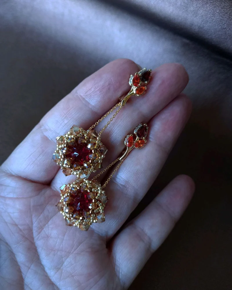 Серьги с плетеной подвеской на цепочках. Золотой. Красный