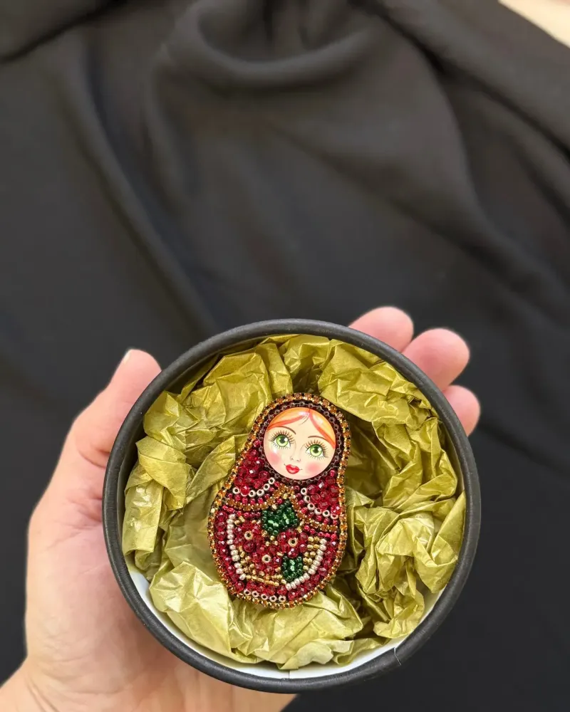 Красная брошь «Матрешка»