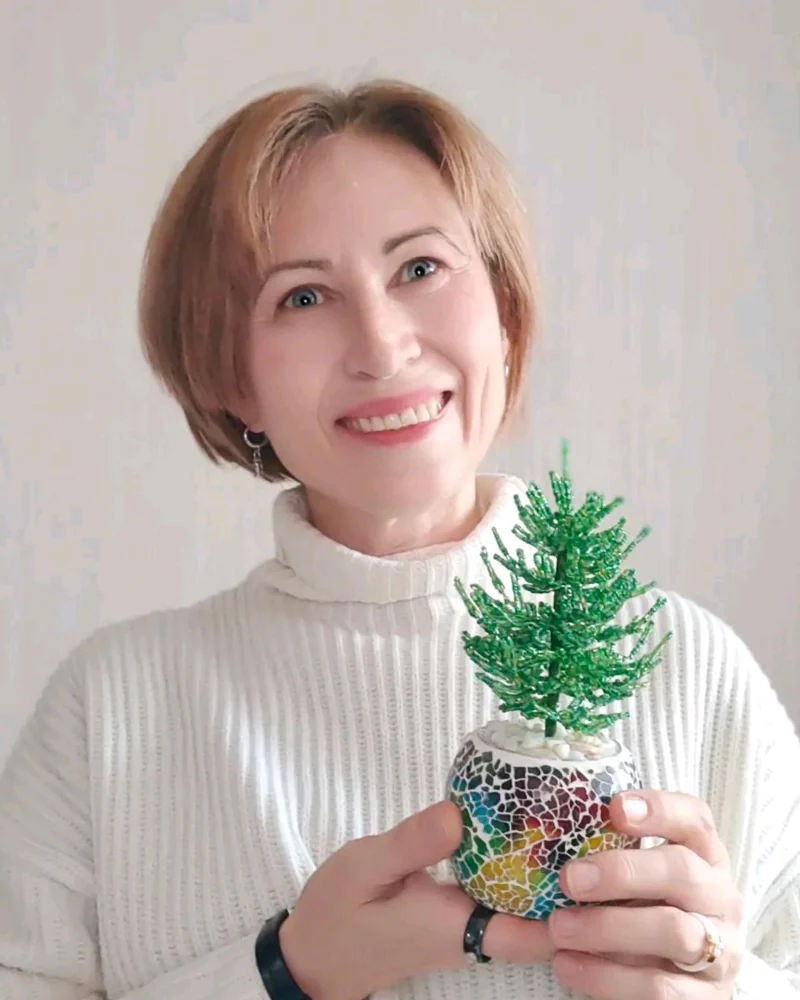 Голубая настольная ёлка из бисера, 20 см