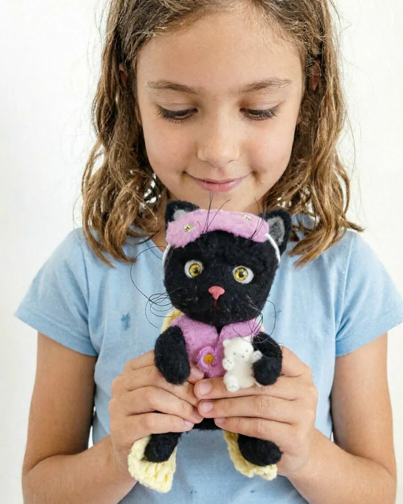 Черный котенок в кресле. Валяная игрушка кошка Войлочная игрушка кот