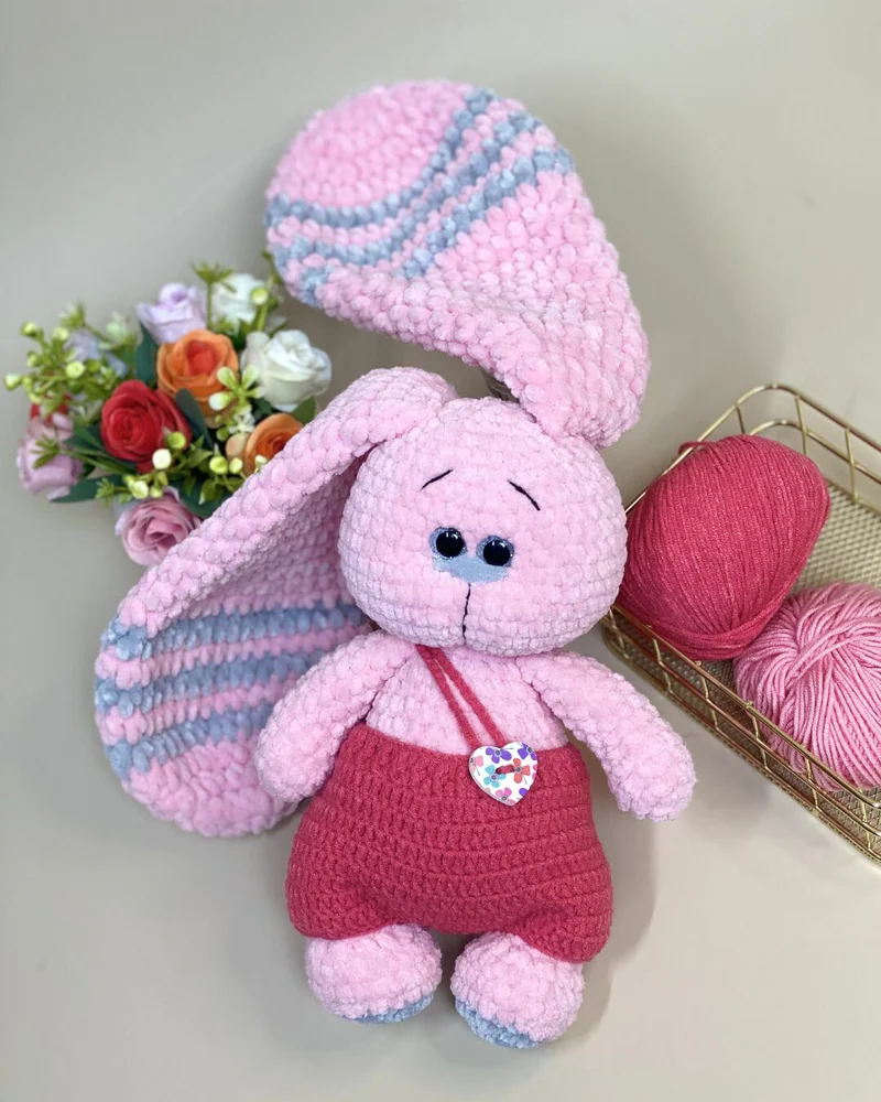 Вязаная розовая зайка амигуруми