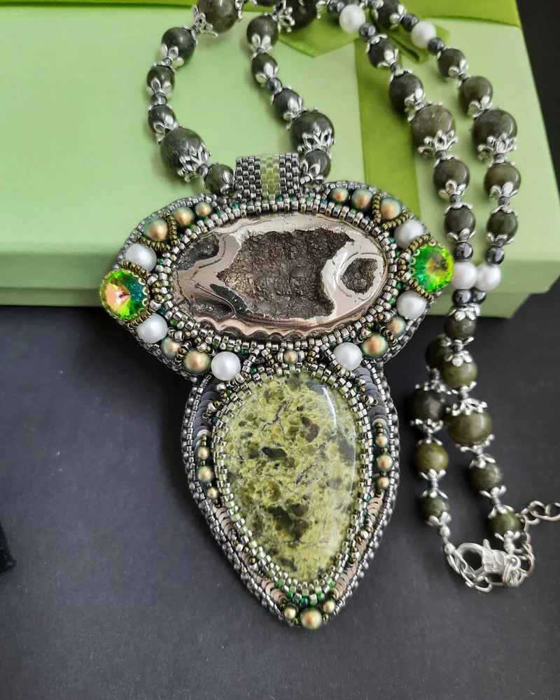 Кулон в зеленом/оливковом цвете со змеевиком и жемчугом