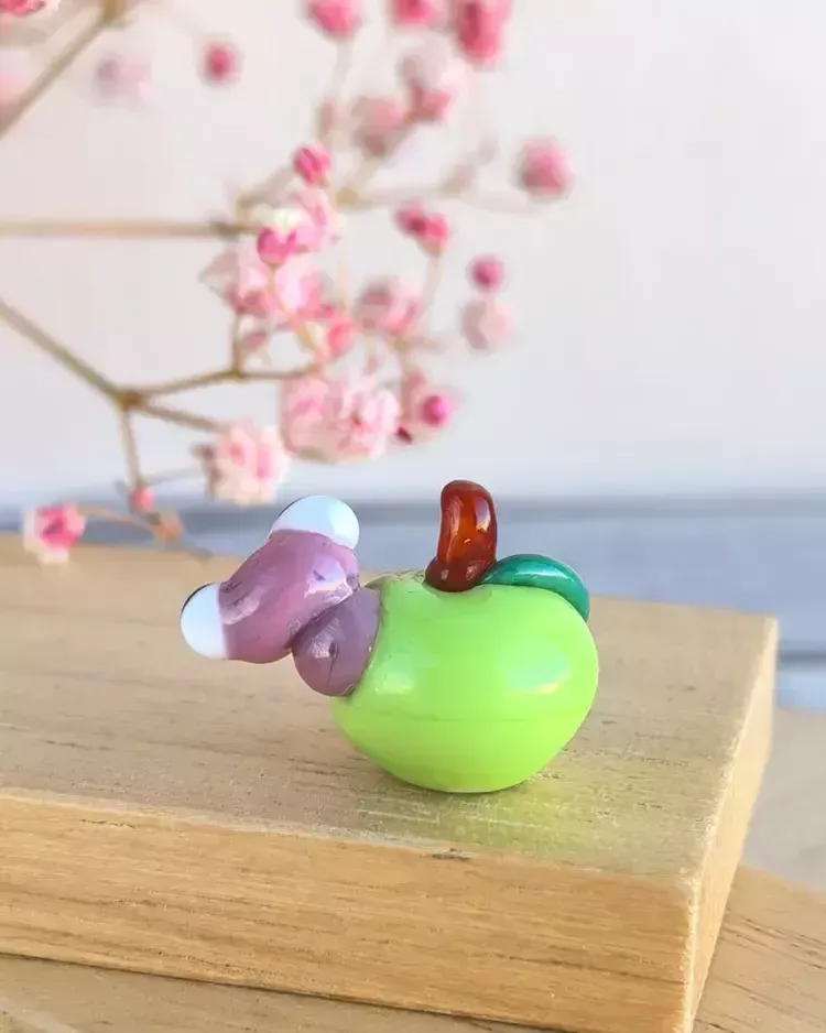 Миниатюрная стеклянная фигурка Яблоко с червячком в технике Lampwork — Высота 10 мм