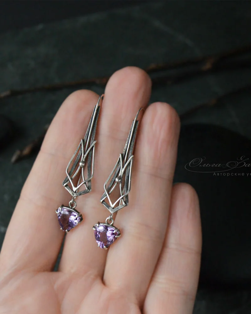 Серьги с аметистами на длинных швензах готические (серый камень)