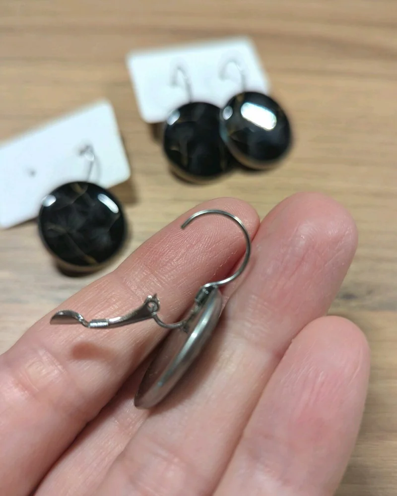 Серьги черные круглые. Одуванчик. Серьги из эпоксидной смолы