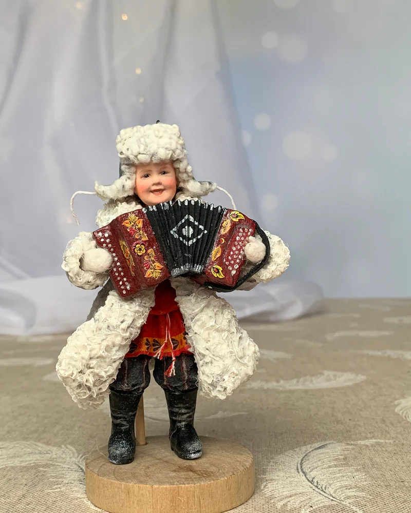 Мальчик с гармонью — Бордовый костюм