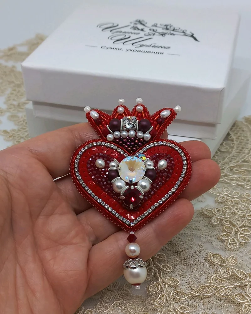 Брошь Сердце королевы из бисера