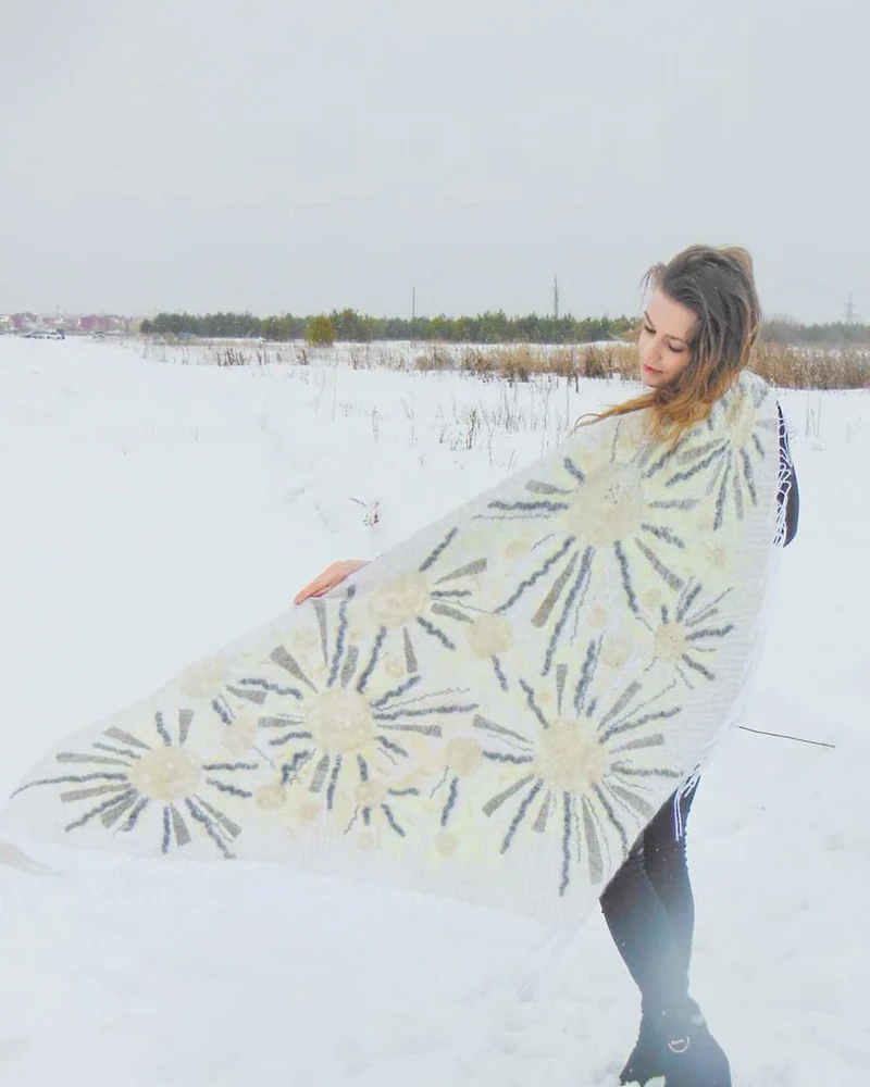 Шаль валяная "Зимние ромашки"