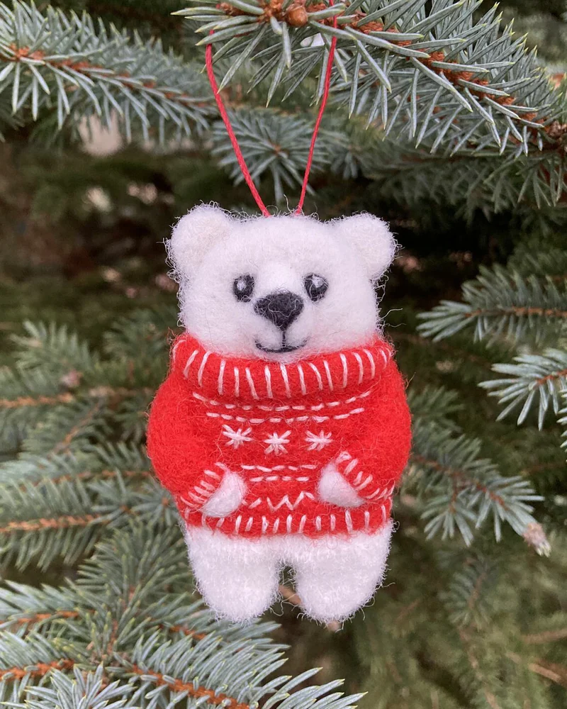 Валяная брошь-игрушка на елку Белый медведь в свитере