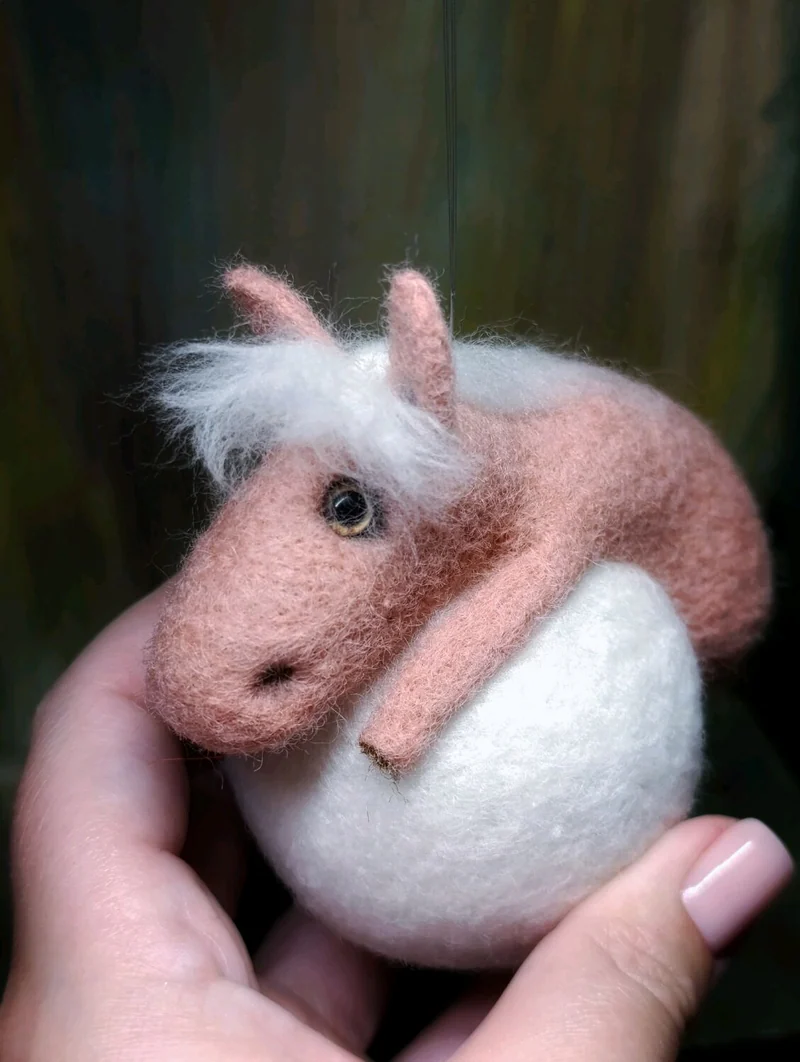 Ёлочная игрушка розовая лошадь на шаре