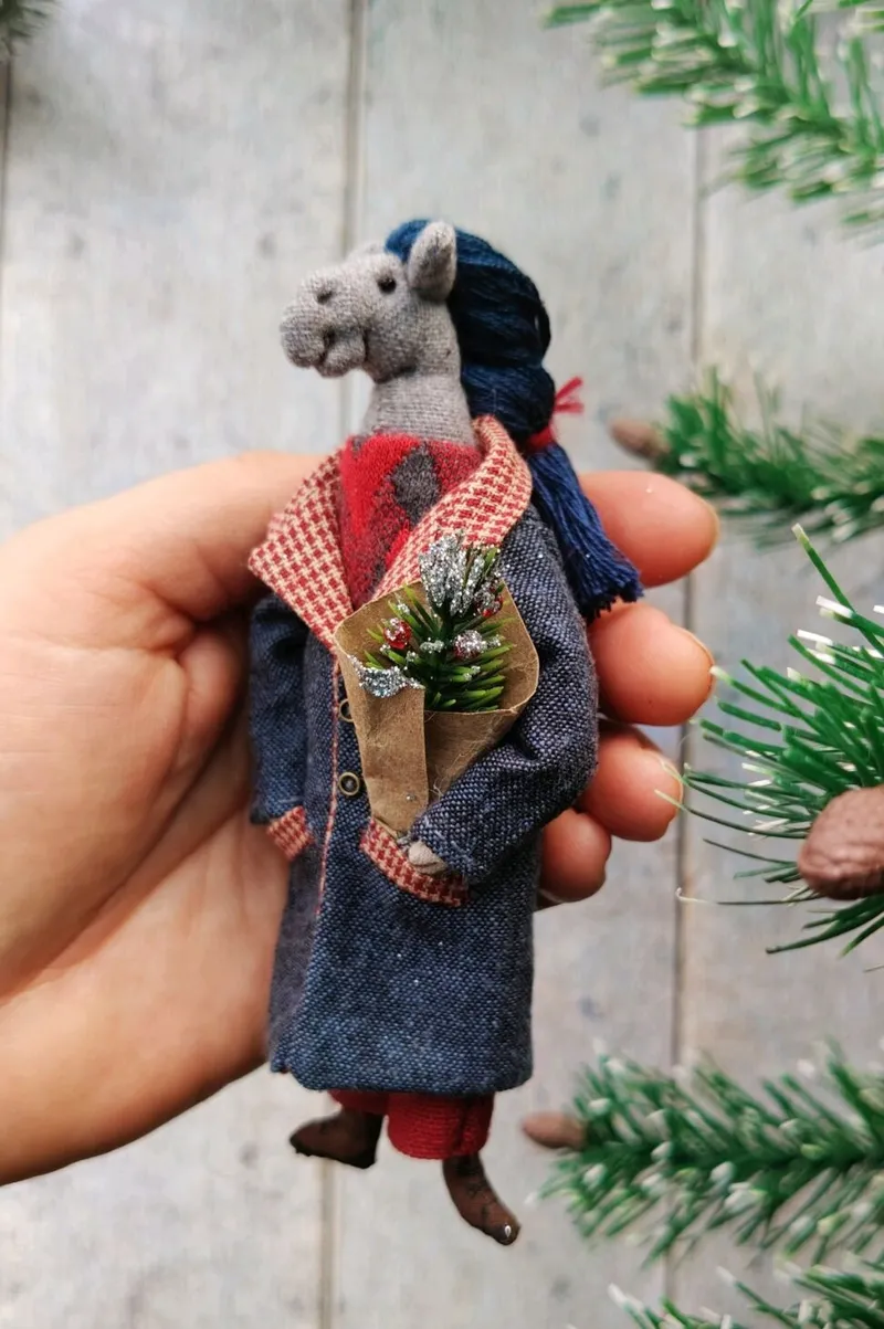 Конь в тёмном пальто — интерьерная игрушка