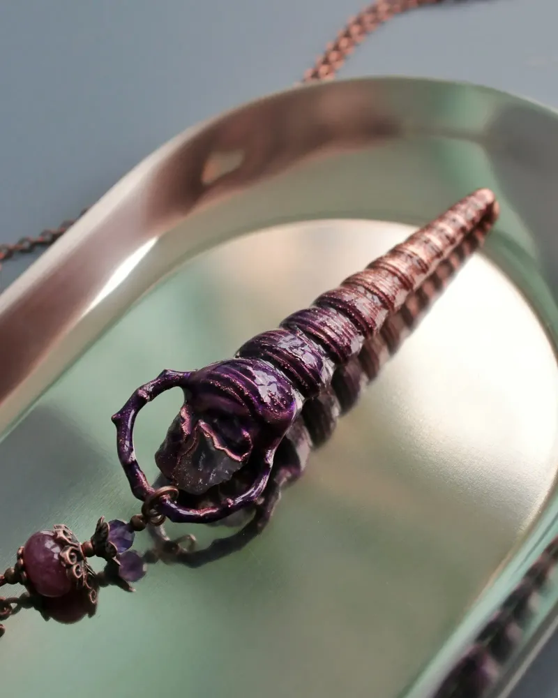 Кулон из ракушки с аметистом