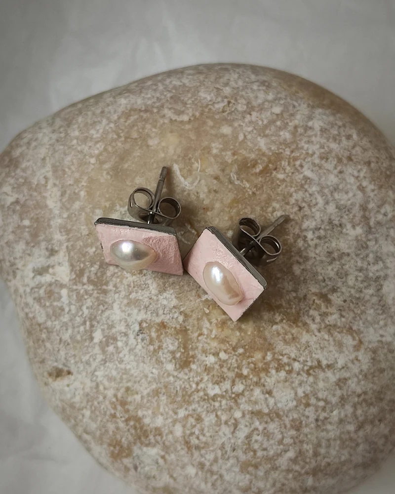 Серьги из бетона с жемчугом