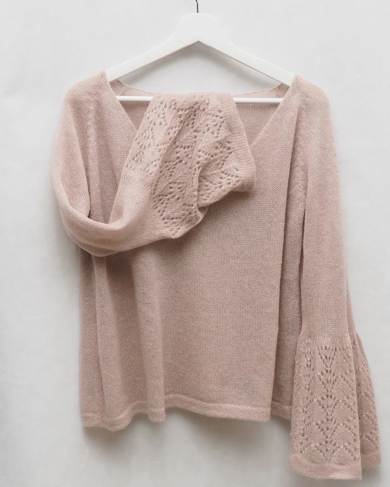 Пудровый женский джемпер с ажурными рукавами