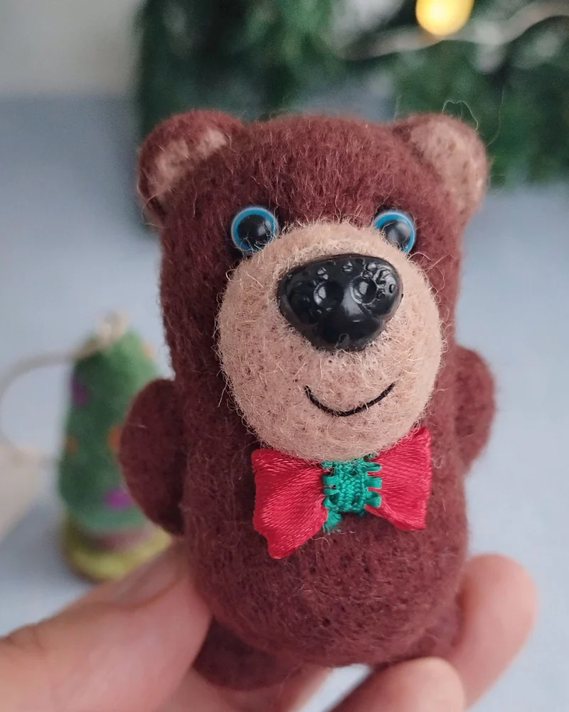 Бурый медведь игрушка из шерсти, Медвежонок с подарком мишка