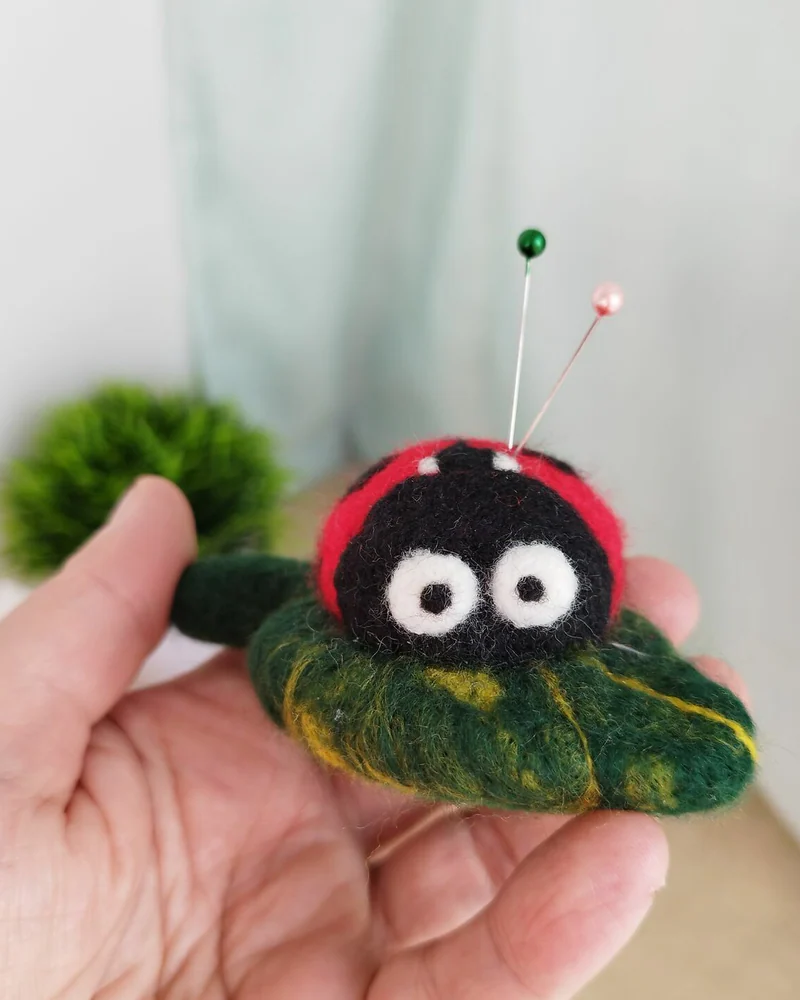 Игольницы божья коровка, мухомор, Елка, Игрушка из шерсти