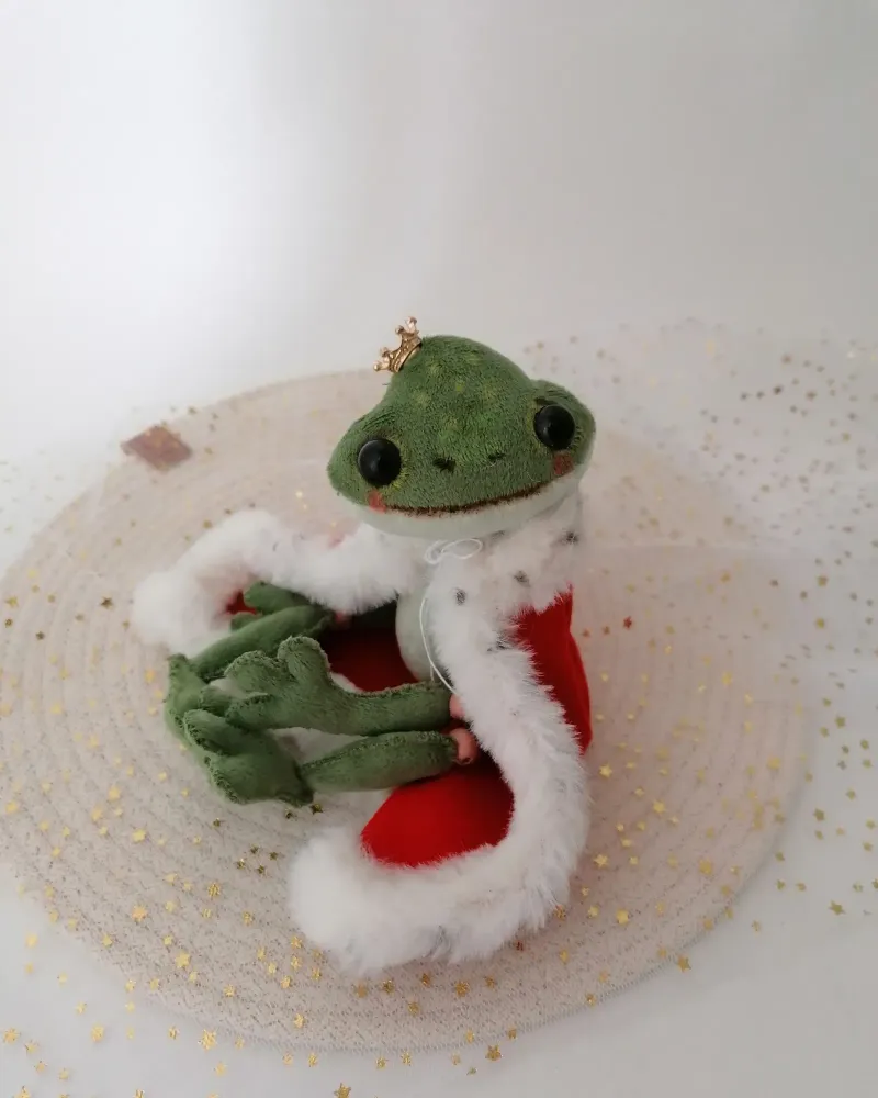 Зелёная лягушка в короне и плаще