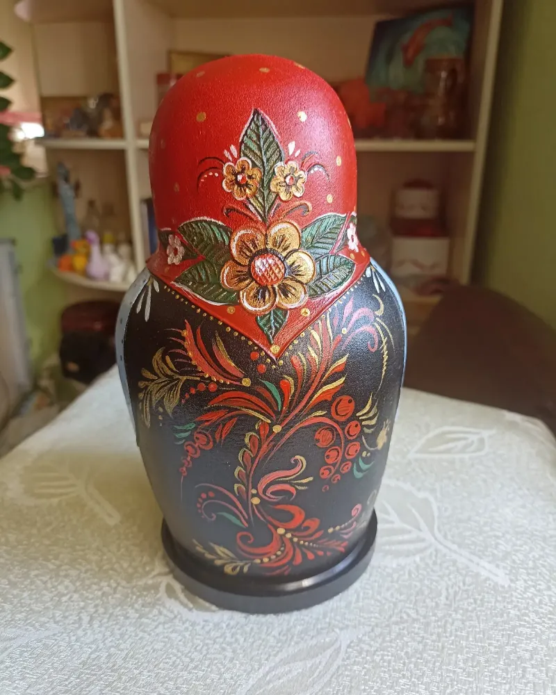 Матрёшка СССР с авторской росписью, красная — Красная